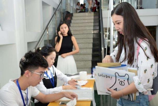 一所大学堪称“女儿国”，从校名就可以看出，男生在校内很少见