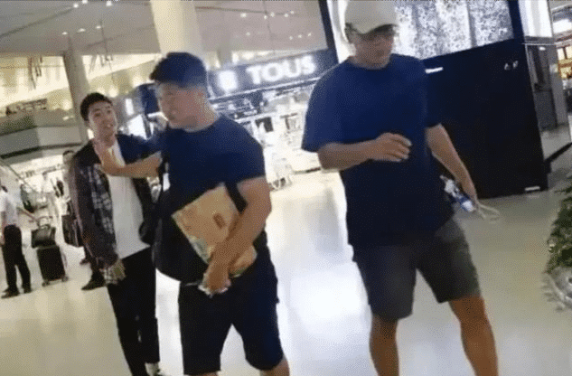 明星“装熟”被打脸有多尬？被保镖“叉出”、台上撕脸，尬到抠地