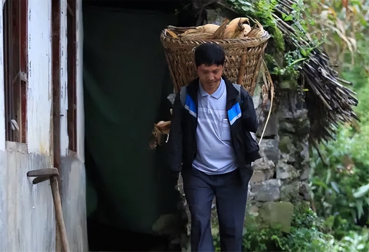 乡村无臂老师江声发：代课18年无法转正，肢体残疾不应该是障碍