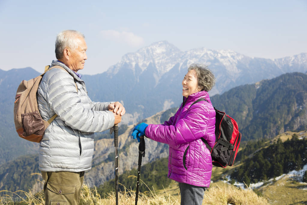 适合老年人的旅游团(52岁大妈搭伙62岁大爷三个月) - 悦闻天下