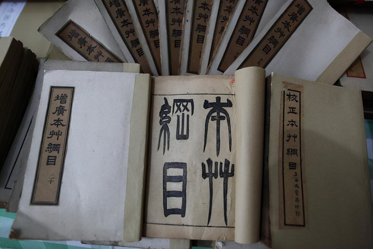 四川13岁初一学生手绘本草纲目走红，网友喊话家长：务必用心呵护