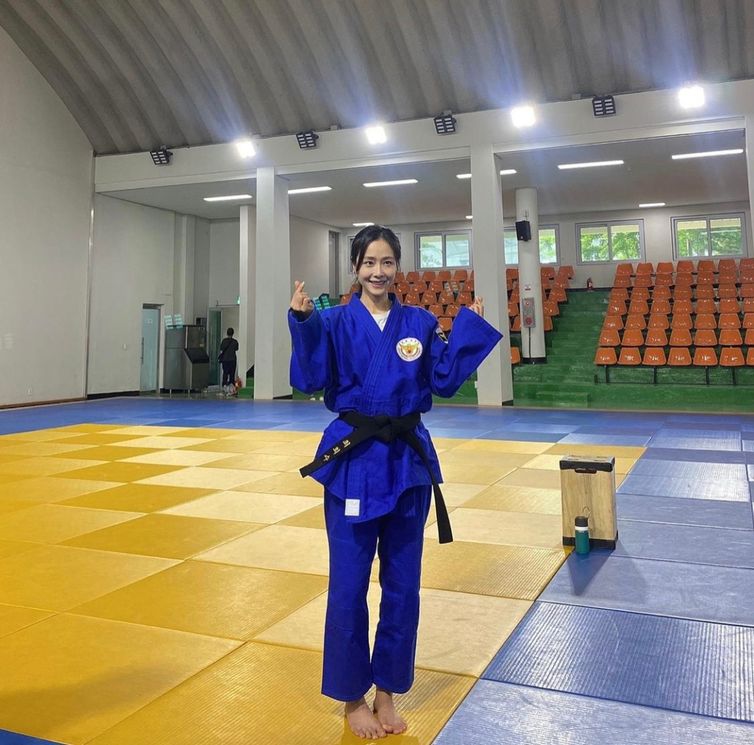 曾名噪一时的女演员，历经婚姻事业起起落落，如今的她只追求