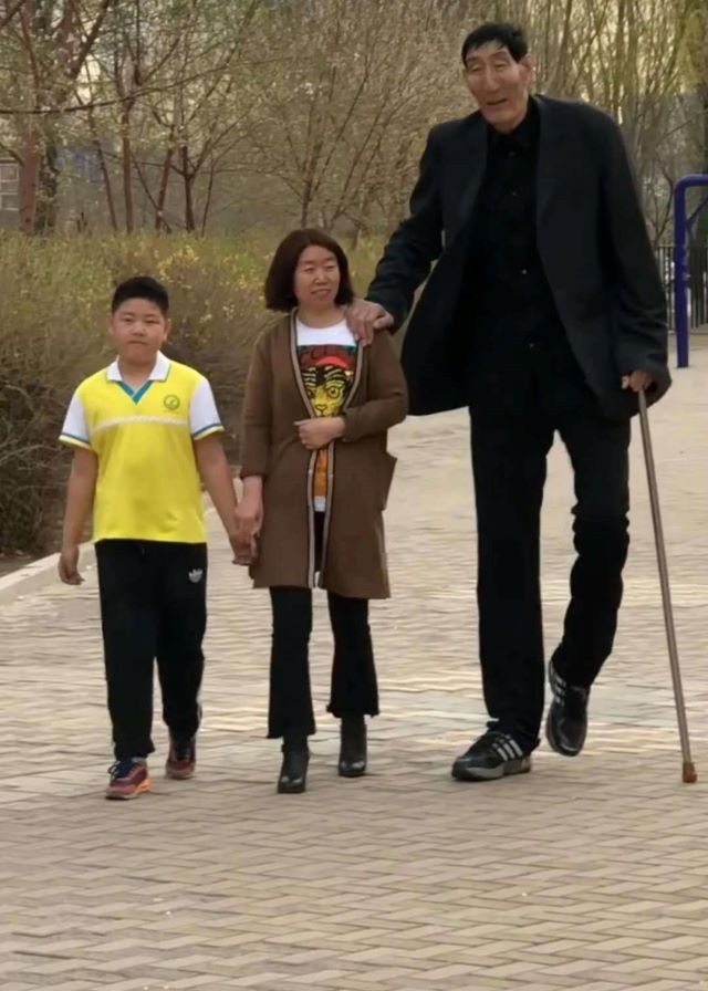 中国第一巨人鲍喜顺不听医生忠告执意生下一子儿子现身高多少