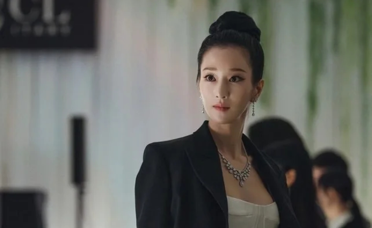 脸比手小，穿百万衣服勒出46cm寸腰！“疯批美人”徐睿知又惊艳了