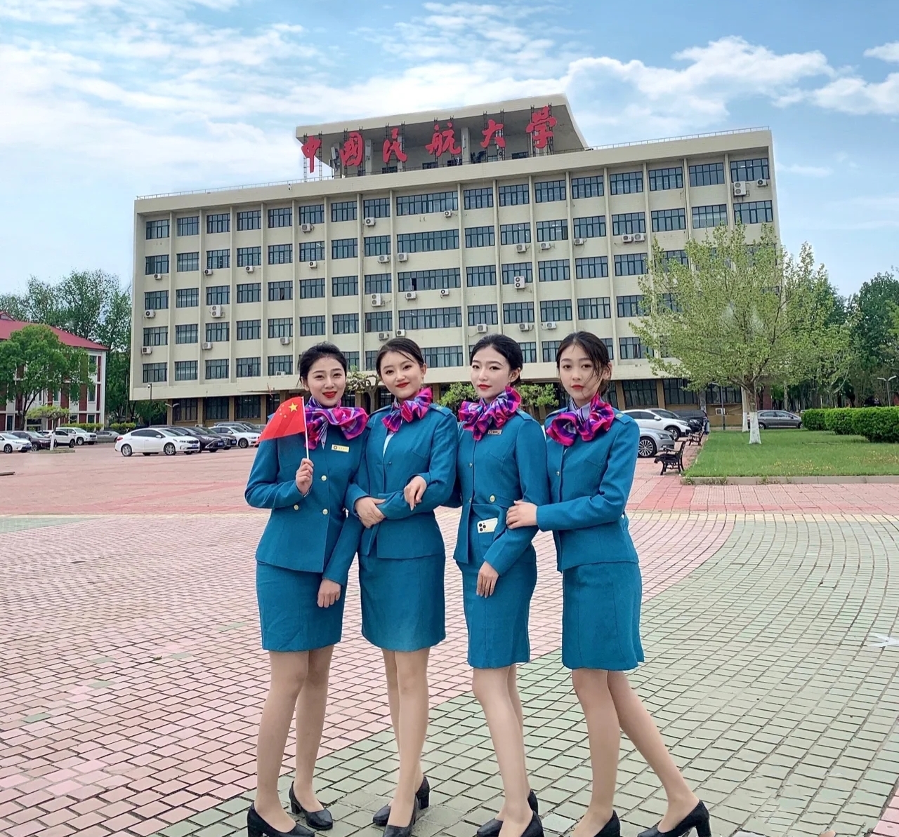 高颜值扎堆的大学专业，不需要文化课成绩太好，不毕业就能把钱赚