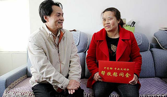 雇主跑路，拿不到工钱的保姆无私抚养两弃女，将她们培养成大学生