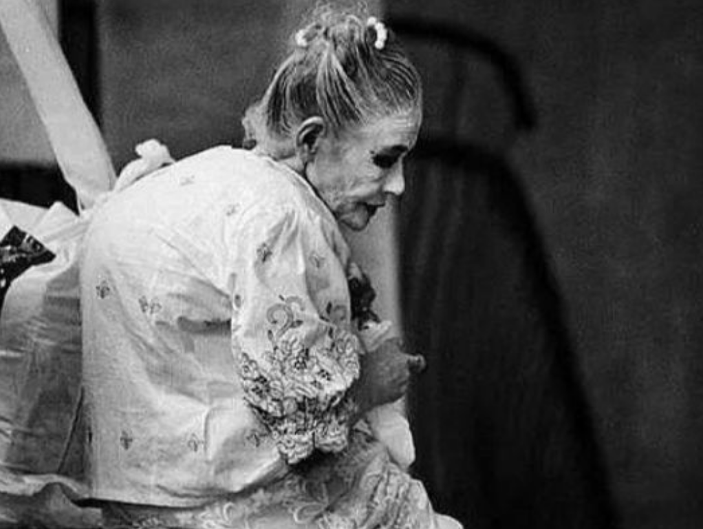 日本烟花女子74岁高龄仍站街，60年不间断拉客，却备受日本人尊重