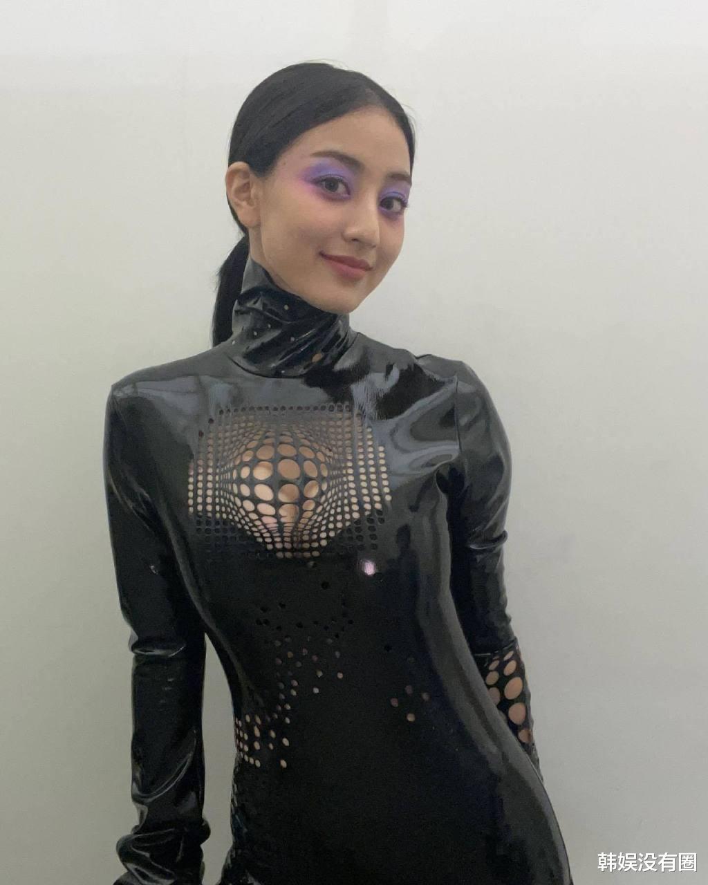 雷神托尔or美女蛇?twice朴志效晒个性私照,丰满身材吸睛