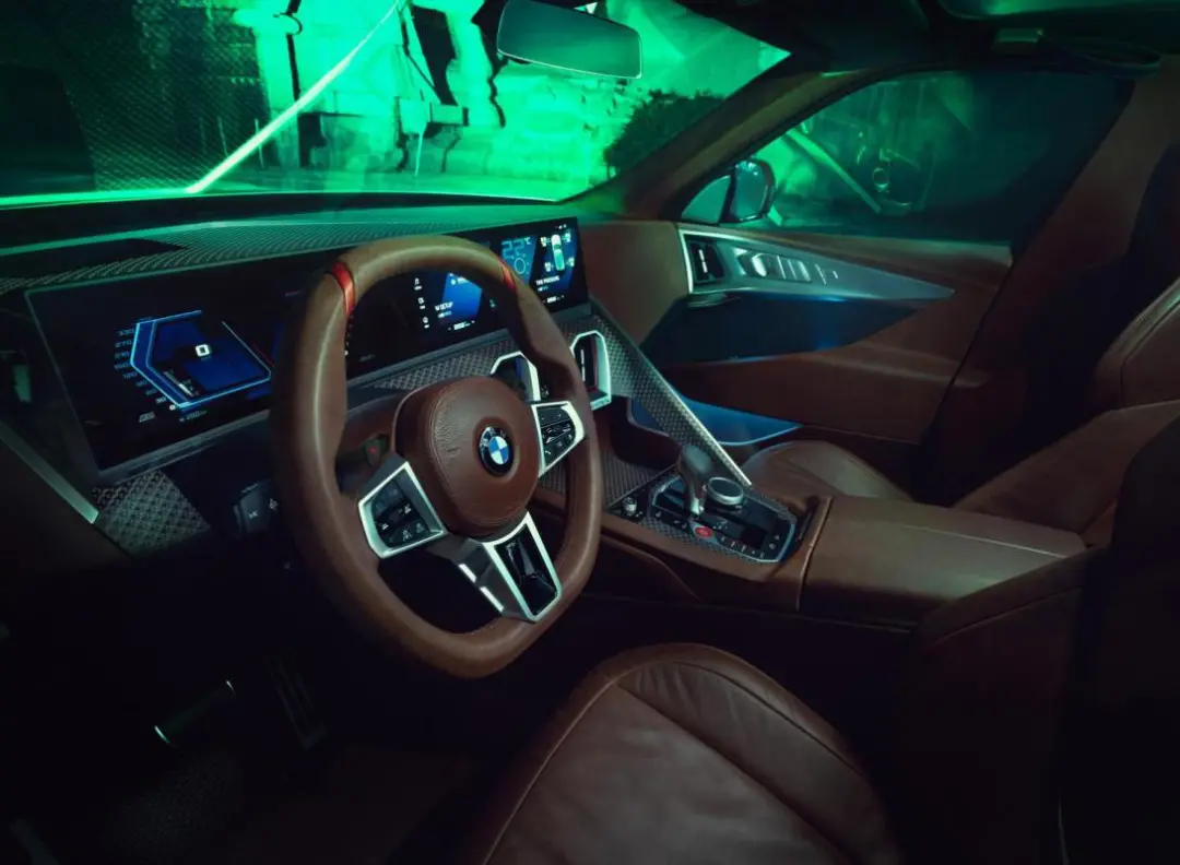搭载4.4T V8发动机，750马力，外形超科幻，承前启后
