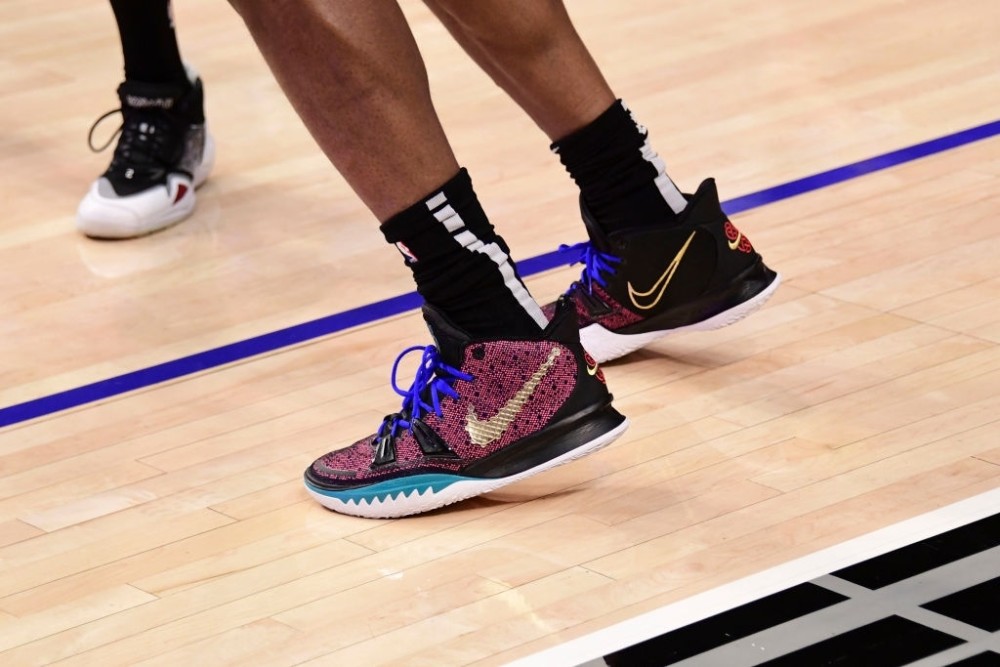 nba球员为什么穿欧文7（欧文欧神仙NBA赛场穿了哪些Nike Kyrie 7代篮球鞋经典回顾）