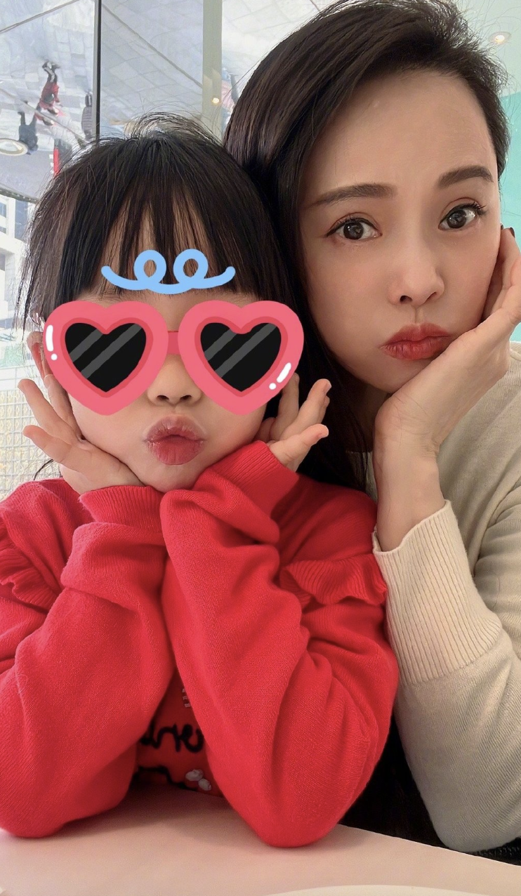 伊能静54岁生日，与女儿一起托腮卖萌像姐姐，发长文谈人生感恩