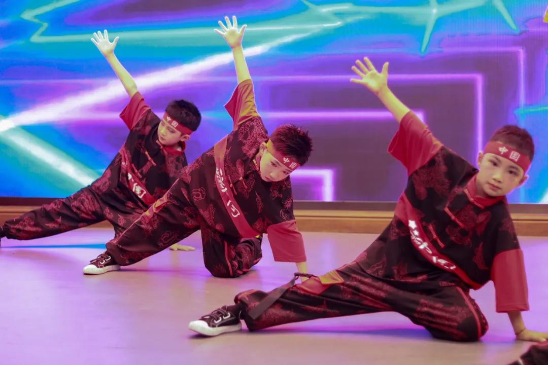 华阳实小举行“童星耀五月·艺术绽花开”群舞比赛（三四年级）
