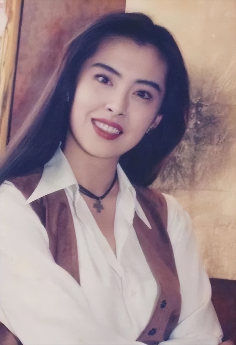 90年代,王祖贤年轻时的照片,那双美腿被赞誉为"亚洲第一美腿"