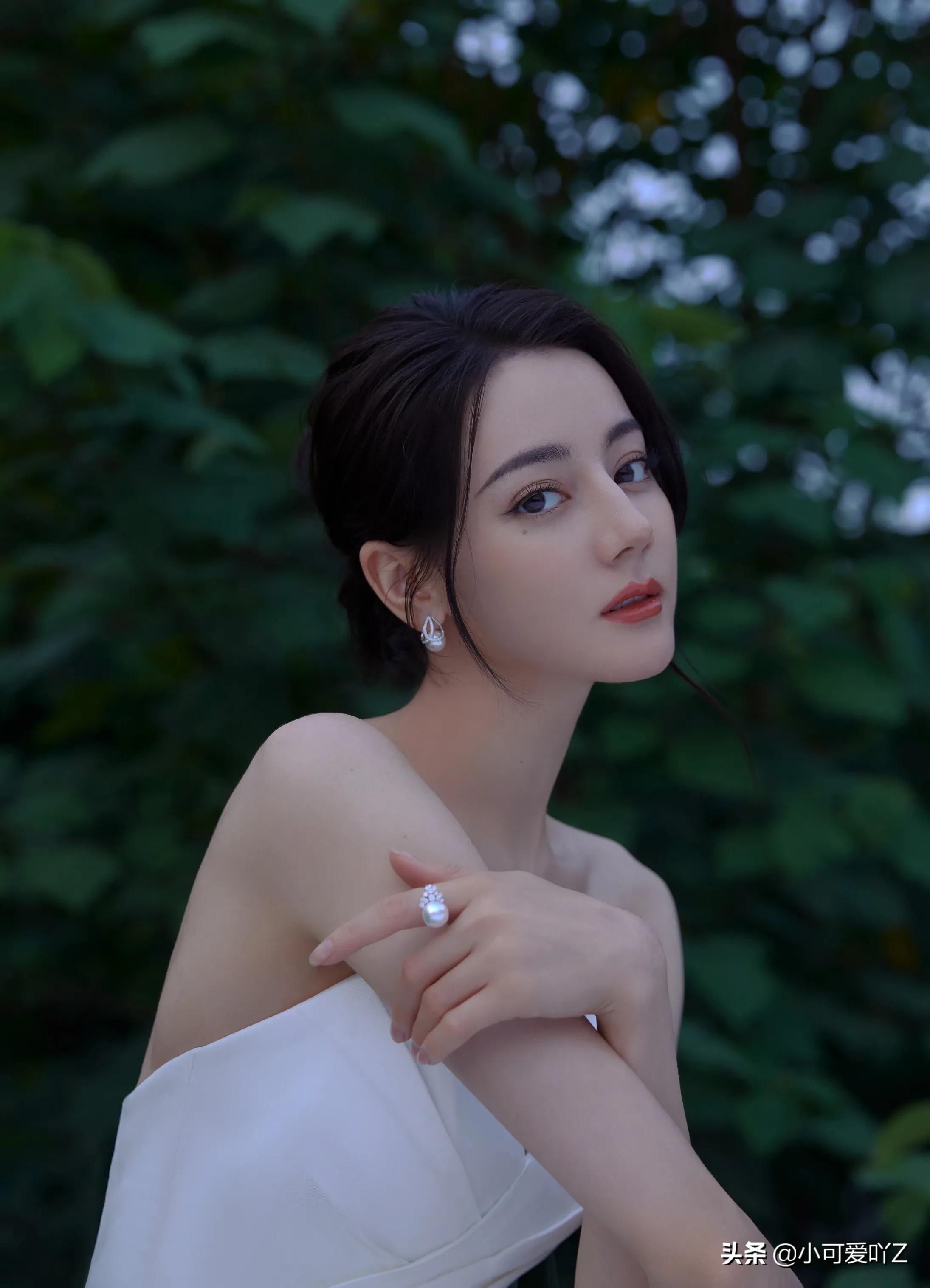 迪丽热巴，冰淇淋妆容，露肩白色长裙