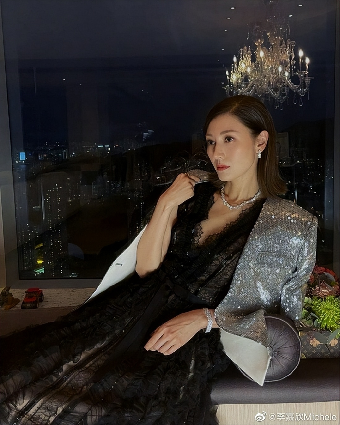 51岁的李嘉欣，可以美成什么样子