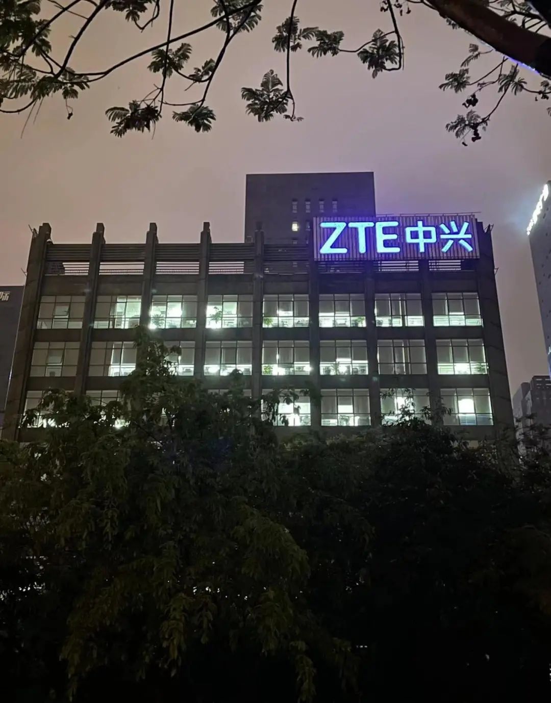 从三街四街写字楼深夜亮灯率看，哪家是卷王？