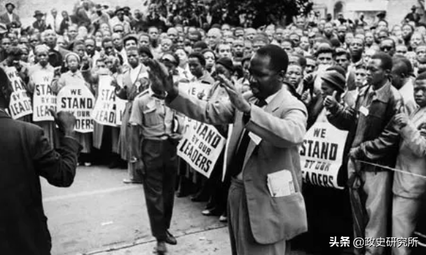 黑人留学生疯狂“猎艳”苏联女郎，遭苏联青年狂揍，引发黑人运动