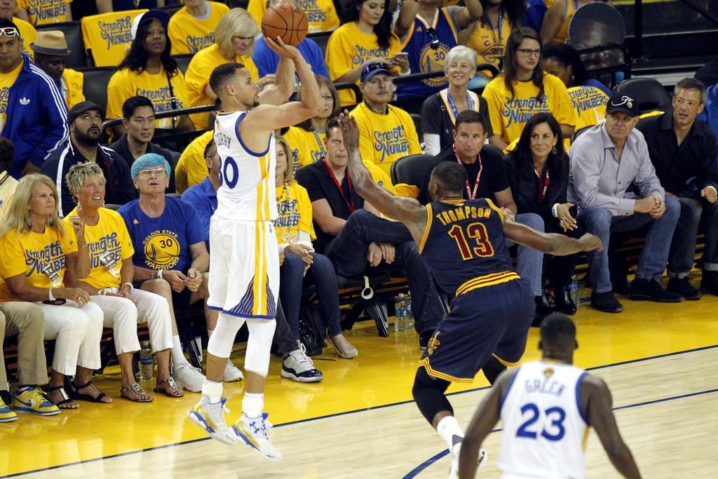 为什么最强nba库里动作少（美媒评选NBA各个领域最佳球星：最强射手库里，最强球员无争议）