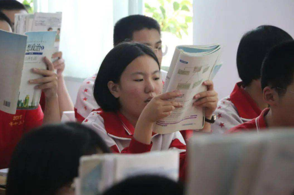 女生在“夜店”做高考题，玩耍学习两不误，网友：大专的好苗子