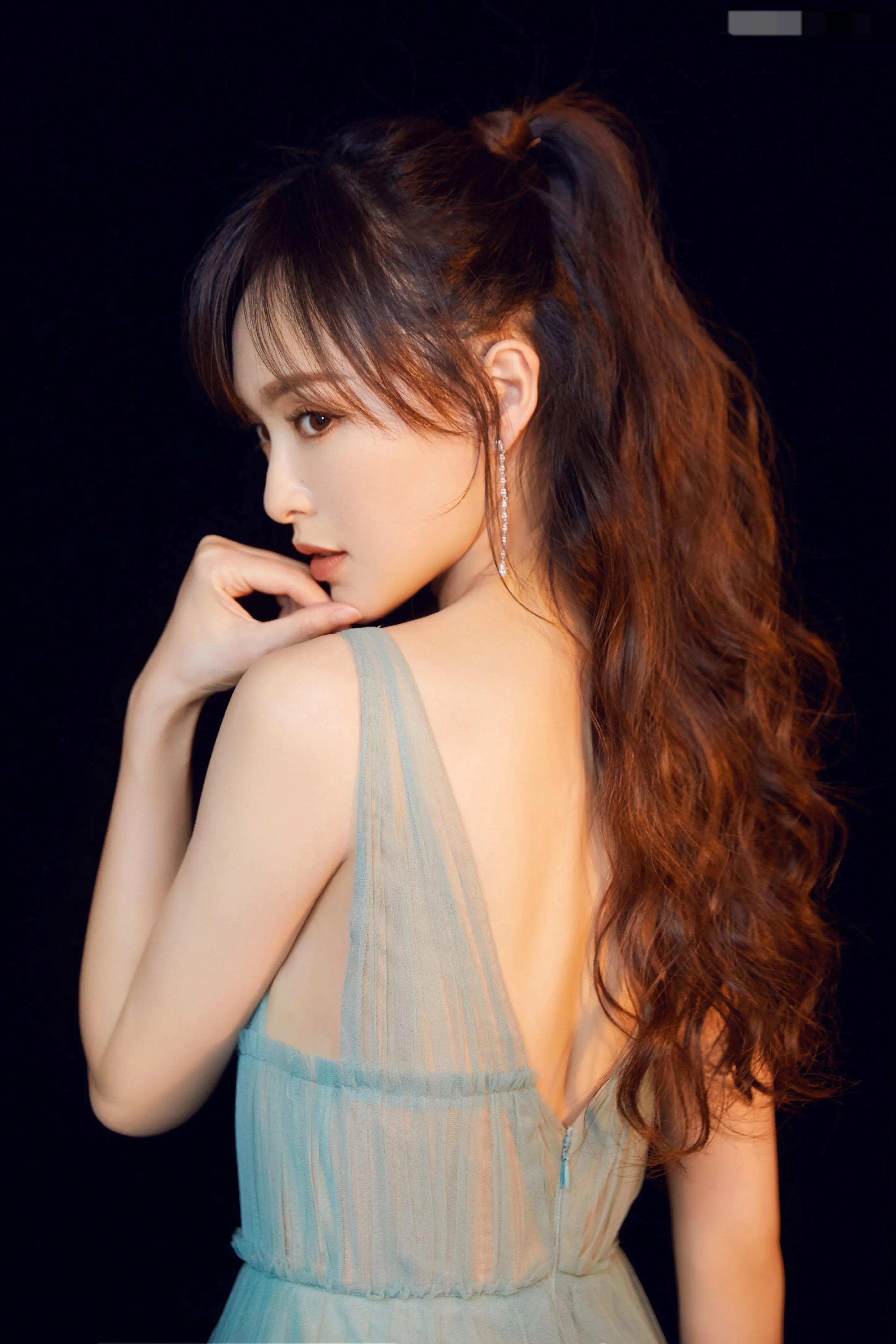 唐嫣蓝色礼服，好清纯
