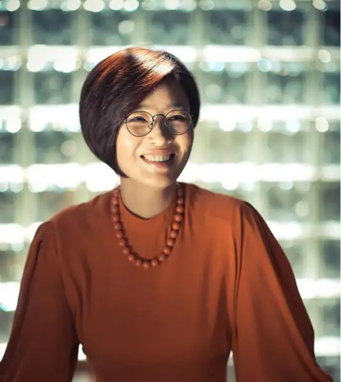 温州富豪胡洁：前夫贪污获刑16年，二婚带娃嫁周立波，送上保时捷