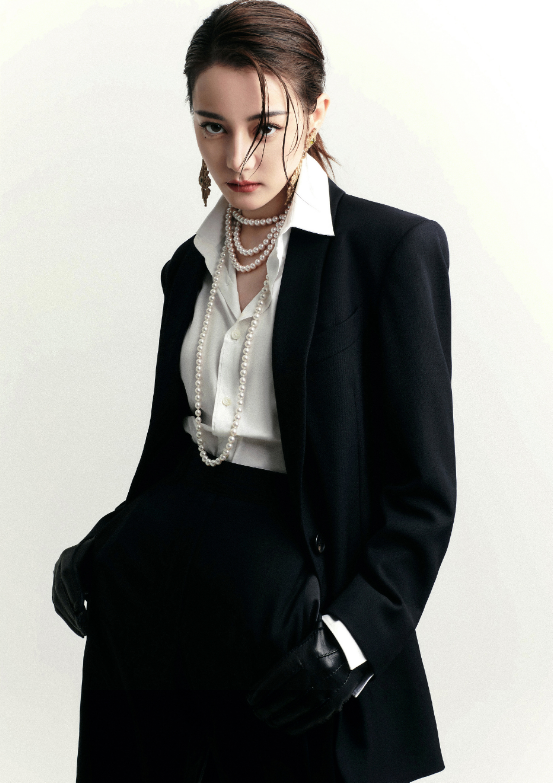 迪丽热巴晒三十岁写真,黑色西装遮尽曲线感,幸好脸很抗打