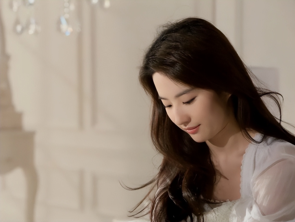 刘亦菲从二代妖精又回归少女姿态，这就是她的蜕变