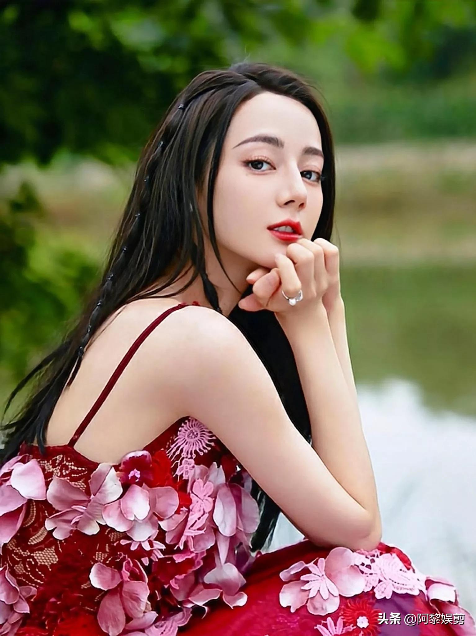 迪丽热巴，笑容纯净，像个桃花仙子