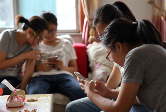 2017年农村四胞胎姐妹花同时考上大学，父母给她们一人买一部手机