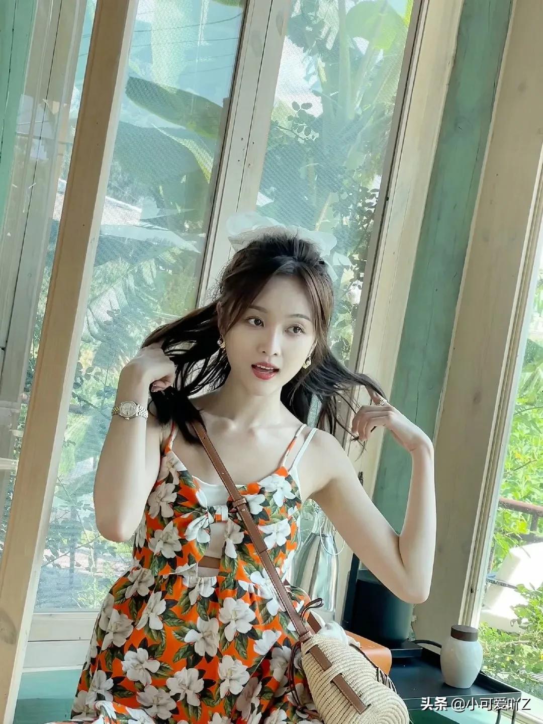 吴宣仪，吊带花朵裙，白色蕾丝发带，精致女孩可爱美丽