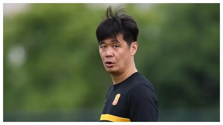 為什么會有中國足球隊（國足為何青睞李霄鵬？矮子里拔將軍，現階段最無奈選擇）