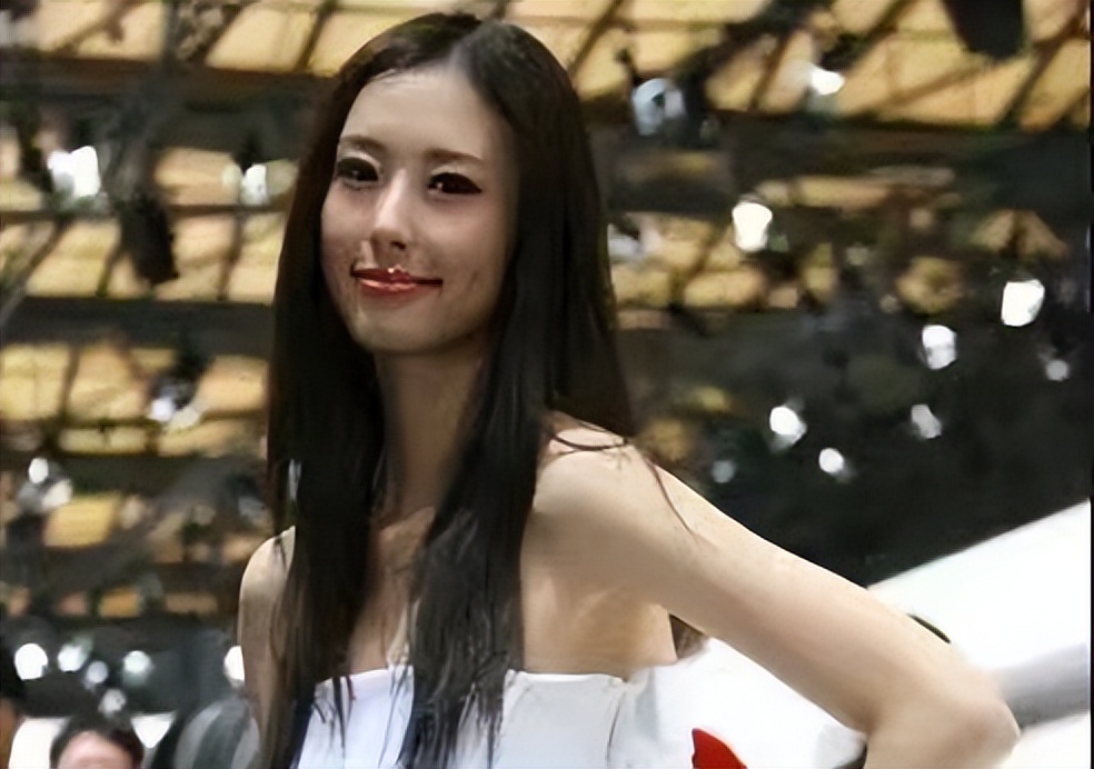 兽兽美丽的外表和身材一下子就吸引了杨迪