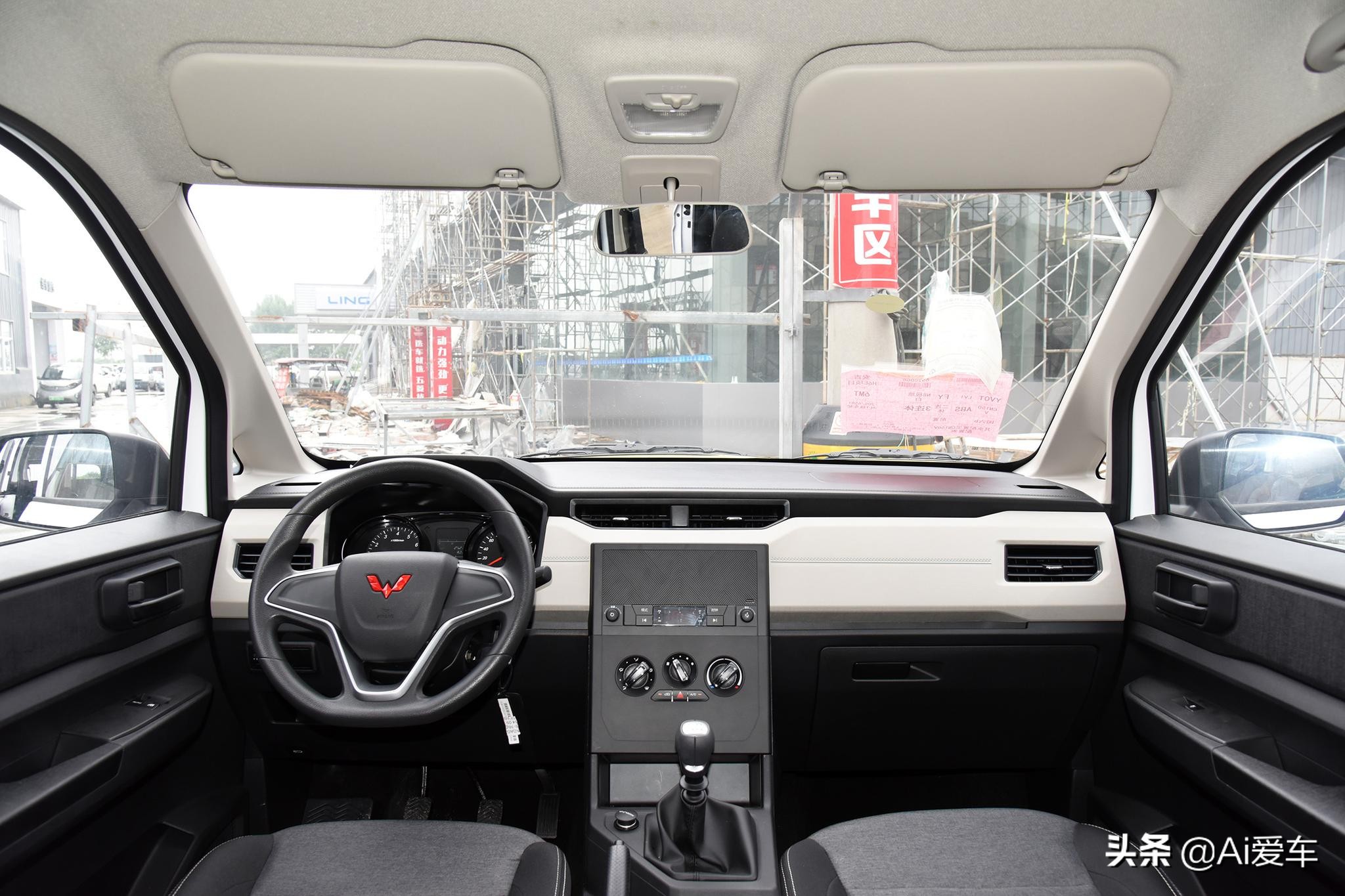 便宜但不掉档次，7/8/9座都有家用大MPV，增压7.6L油耗，五菱征程