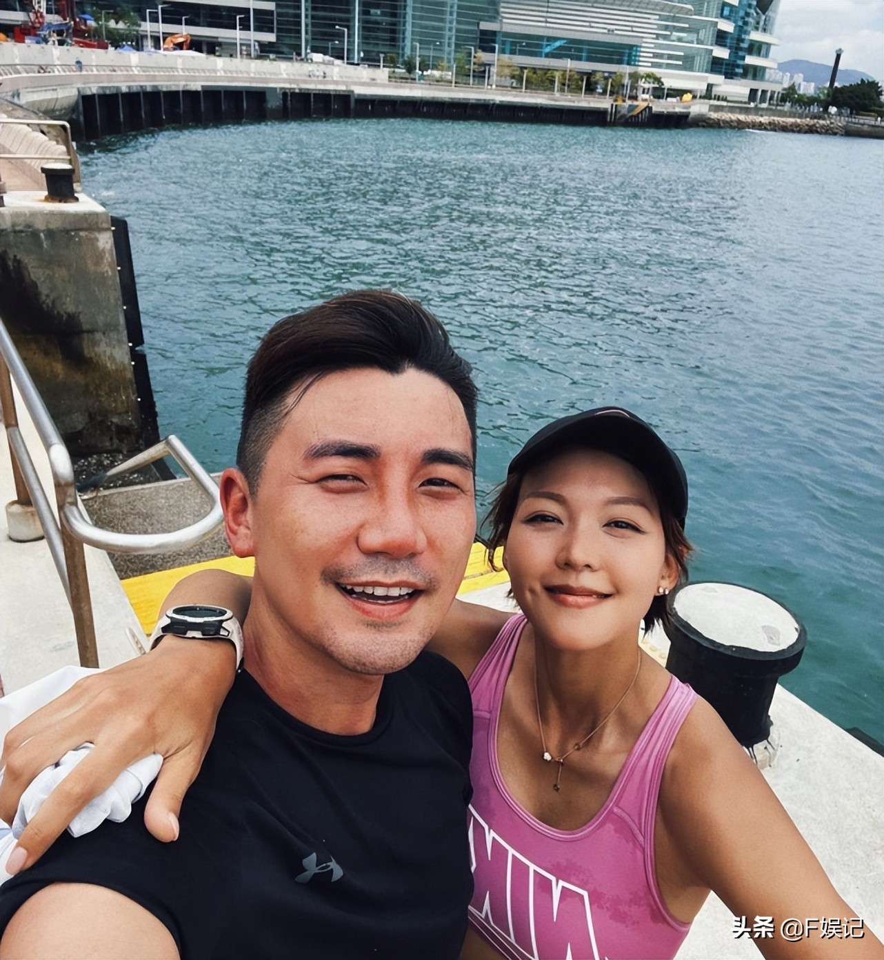 送鲜花和深情告白！TVB小生洪永城与太太结婚一周年分隔两地