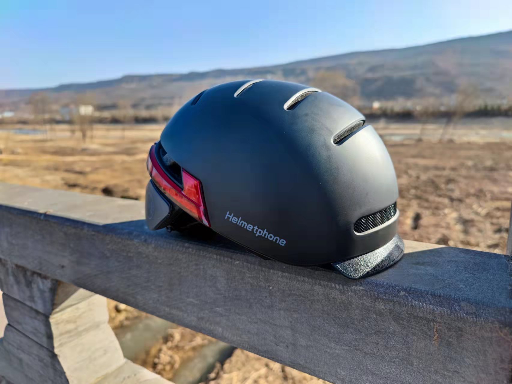 Helmetphone智能头盔：摔倒报警、SOS自动求救