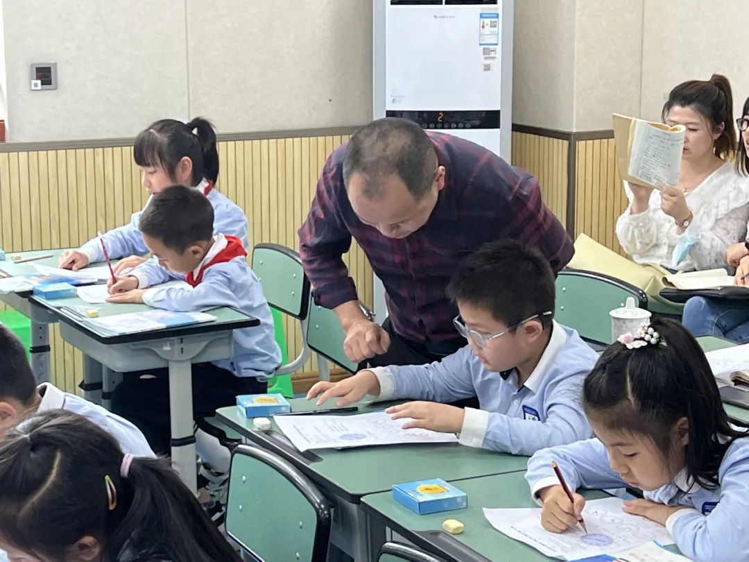 冯之刚名师工作室齐聚双流区实验小学外国语学校开展送教研讨活动