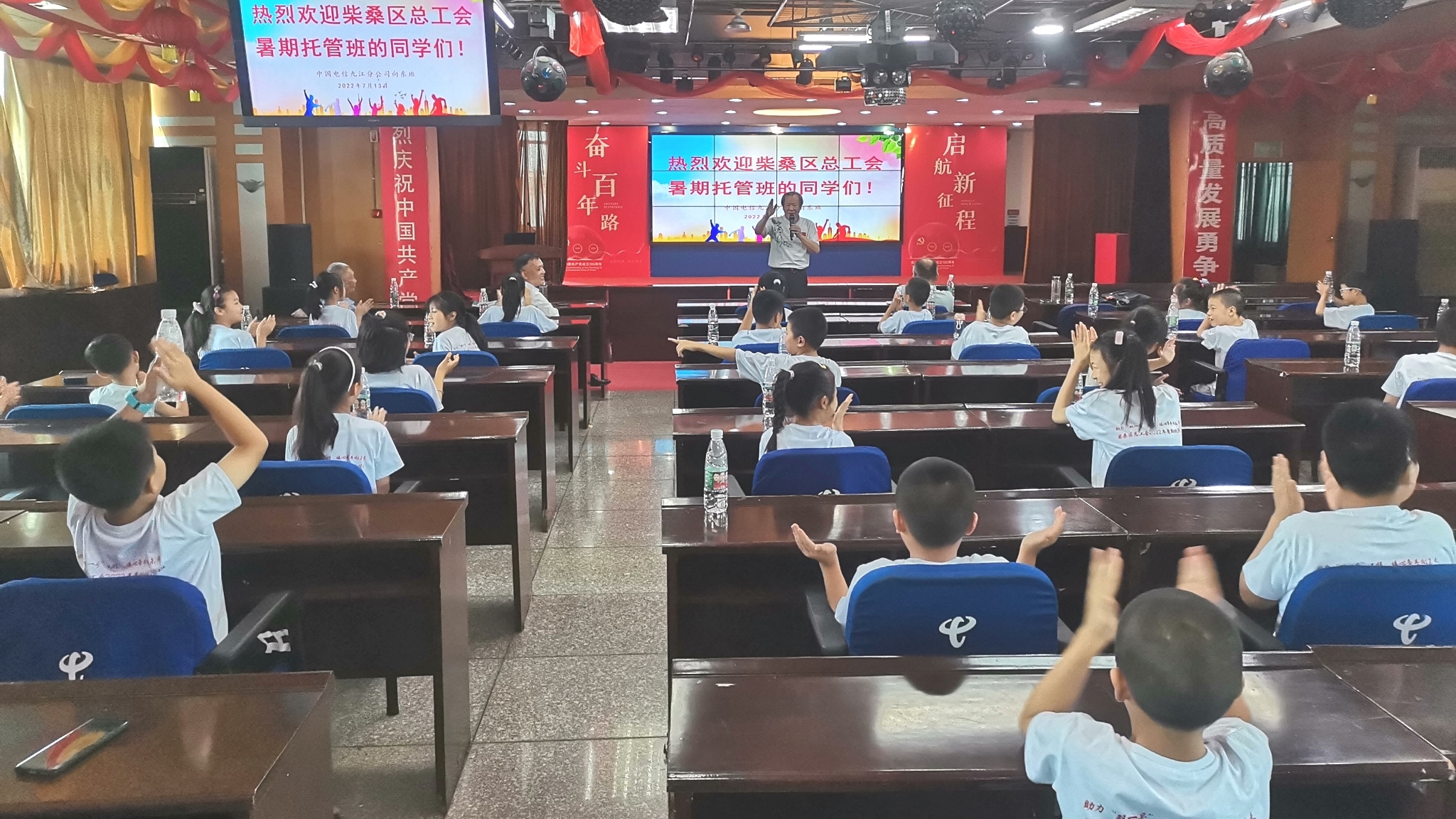 九江市总工会专题课教师梅楚安为暑期托管儿童讲红色文化