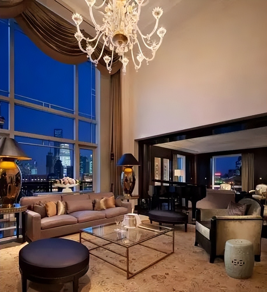 年度最强骗子！他假扮有钱人，在上海顶奢圈混吃混喝两年半