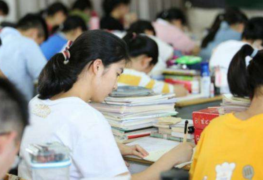 法学成新“天坑”专业？五院四系就业率不足20%，文科生又遭打击