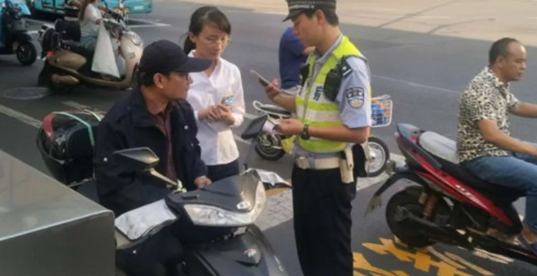 电动车要符合什么条件才能上路?持汽车驾照能骑吗?交警给出回复
