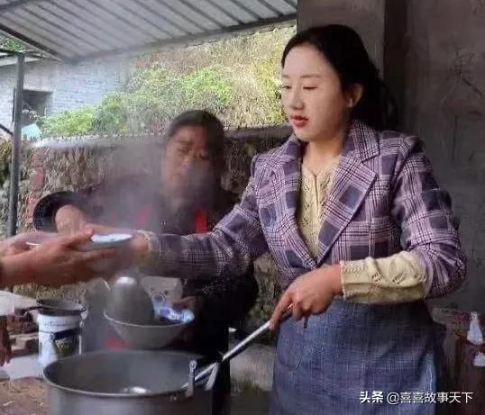 福建35岁妈妈，带女儿回乡种地，靠短视频卖农产品，还带村民致富