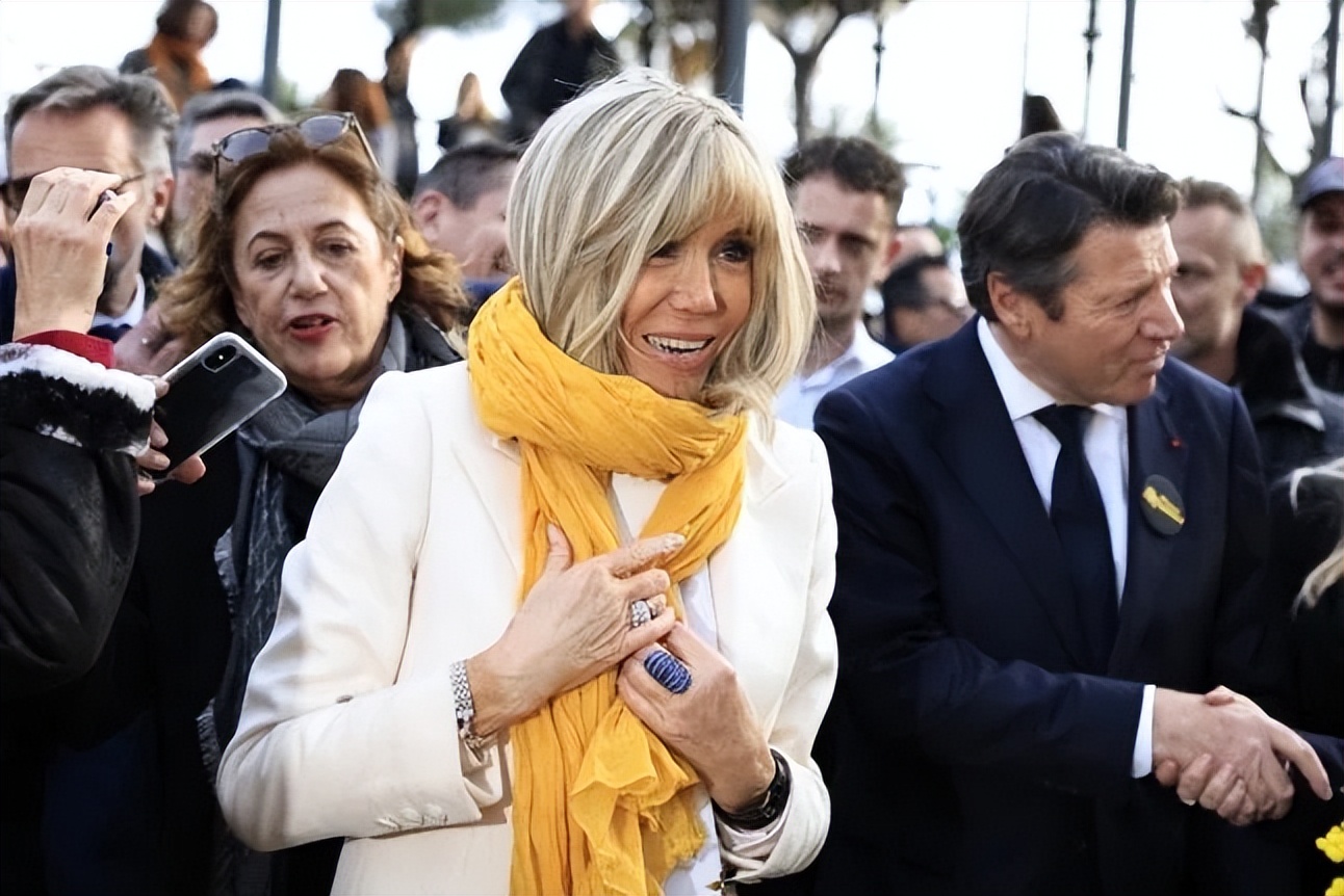 布丽吉特被马克龙公开示爱后首次亮相!穿白色好嫩,被宠得更美了