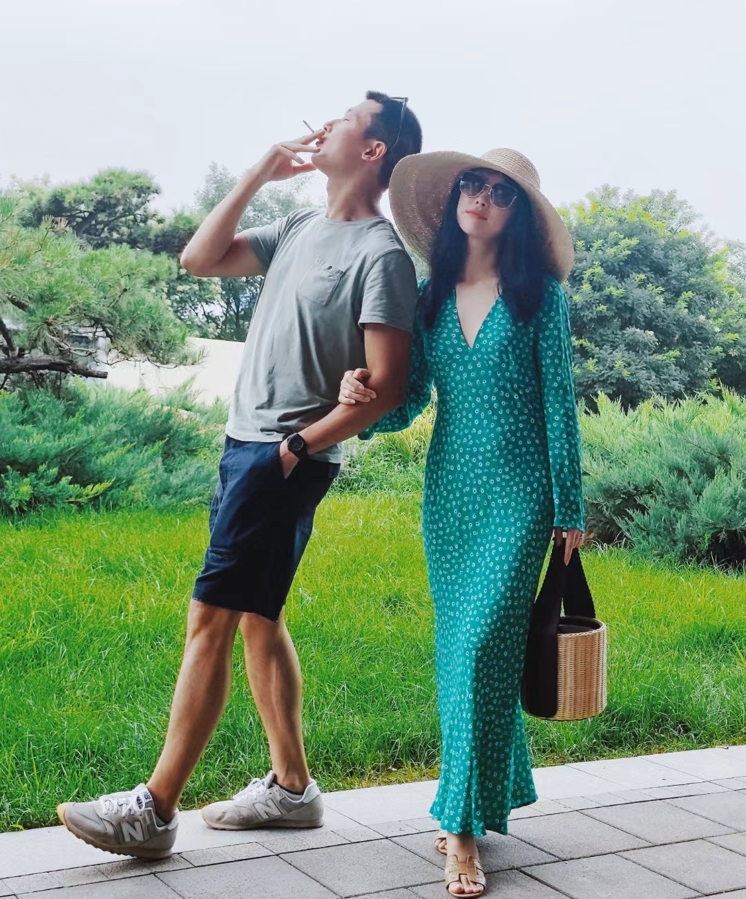 王钧佳手中叼着烟,将墨镜酷酷的放在头上,斜靠在朱珠身上,神态自然的