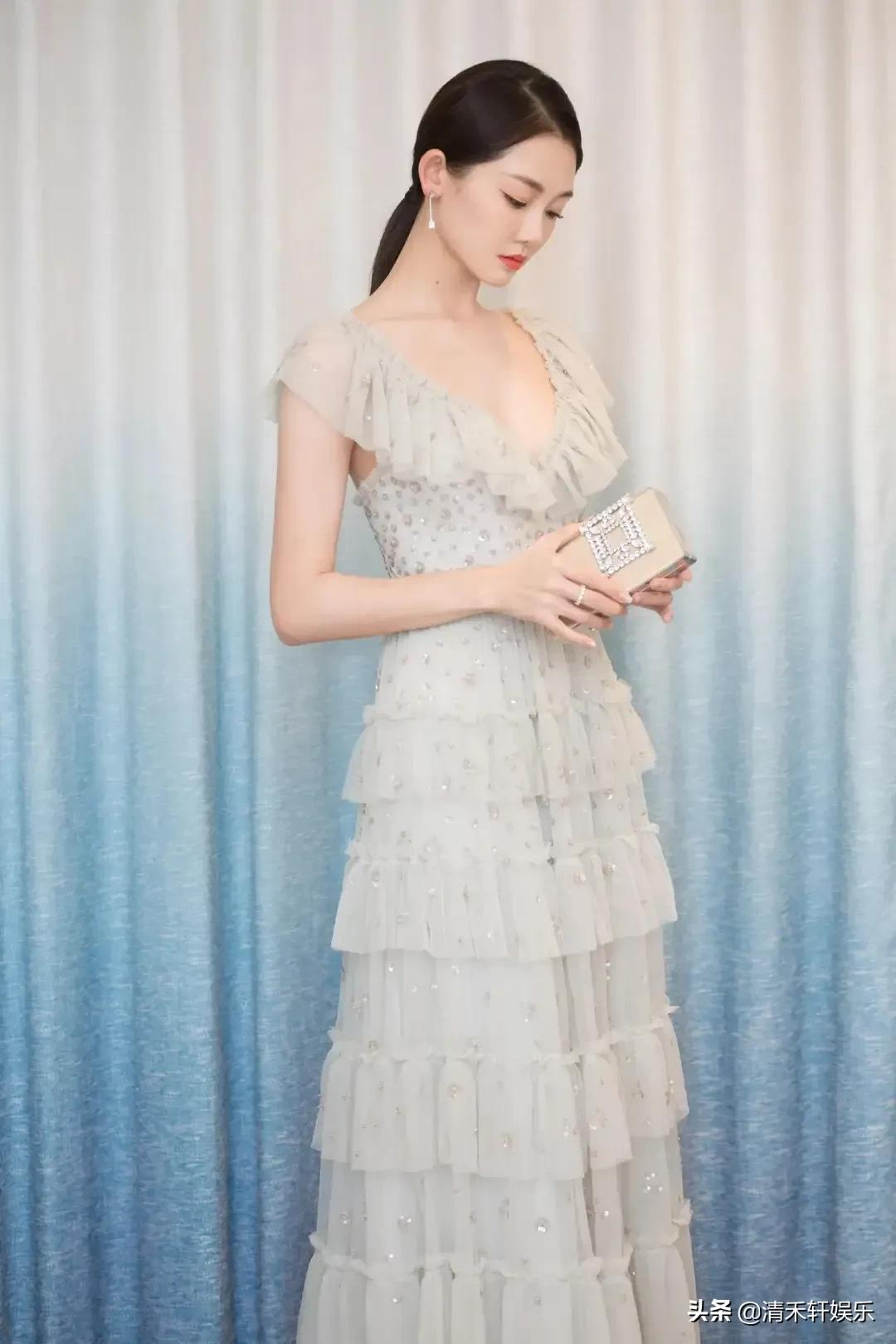 苗苗长发披肩时，更温婉动人。羡慕郑恺，娶到漂亮的老婆回家