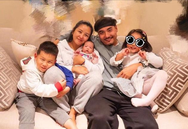 何洁：插刀李宇春内涵释小龙，自以为高明？如今丑闻缠身难洗白