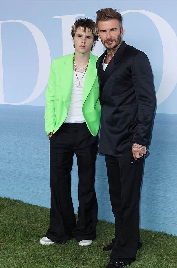 小贝带17岁小儿子闪耀迪奥大秀！克鲁兹穿绿西装好帅，真不输老爸