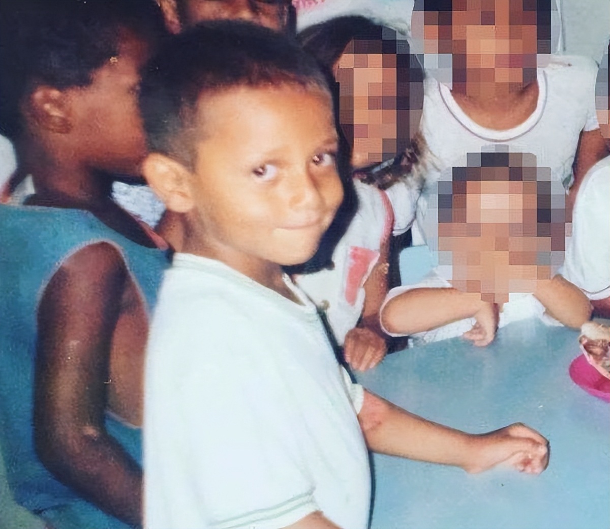 巴西理查利森(14岁躲过枪杀，25岁身价6000万英镑！他是贫民窟走出的巴西国脚)