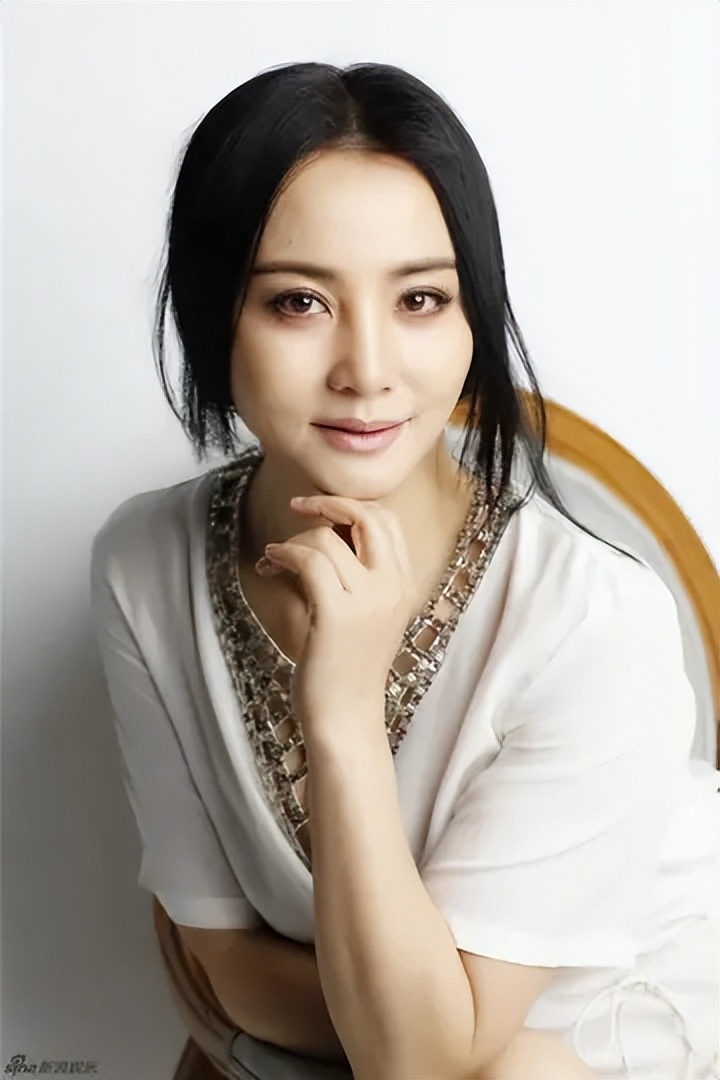 在《风云》中饰演为爱痴情的楚楚,那时,长相清纯的陶虹给观众们留下了