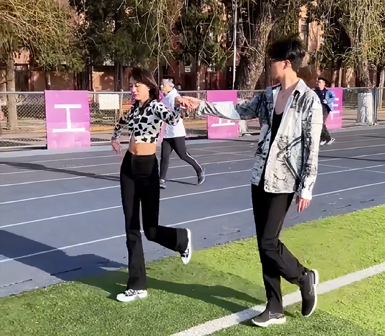 网红在清华校园“热舞”，身段优美却遭到冷场，名校就是不一样