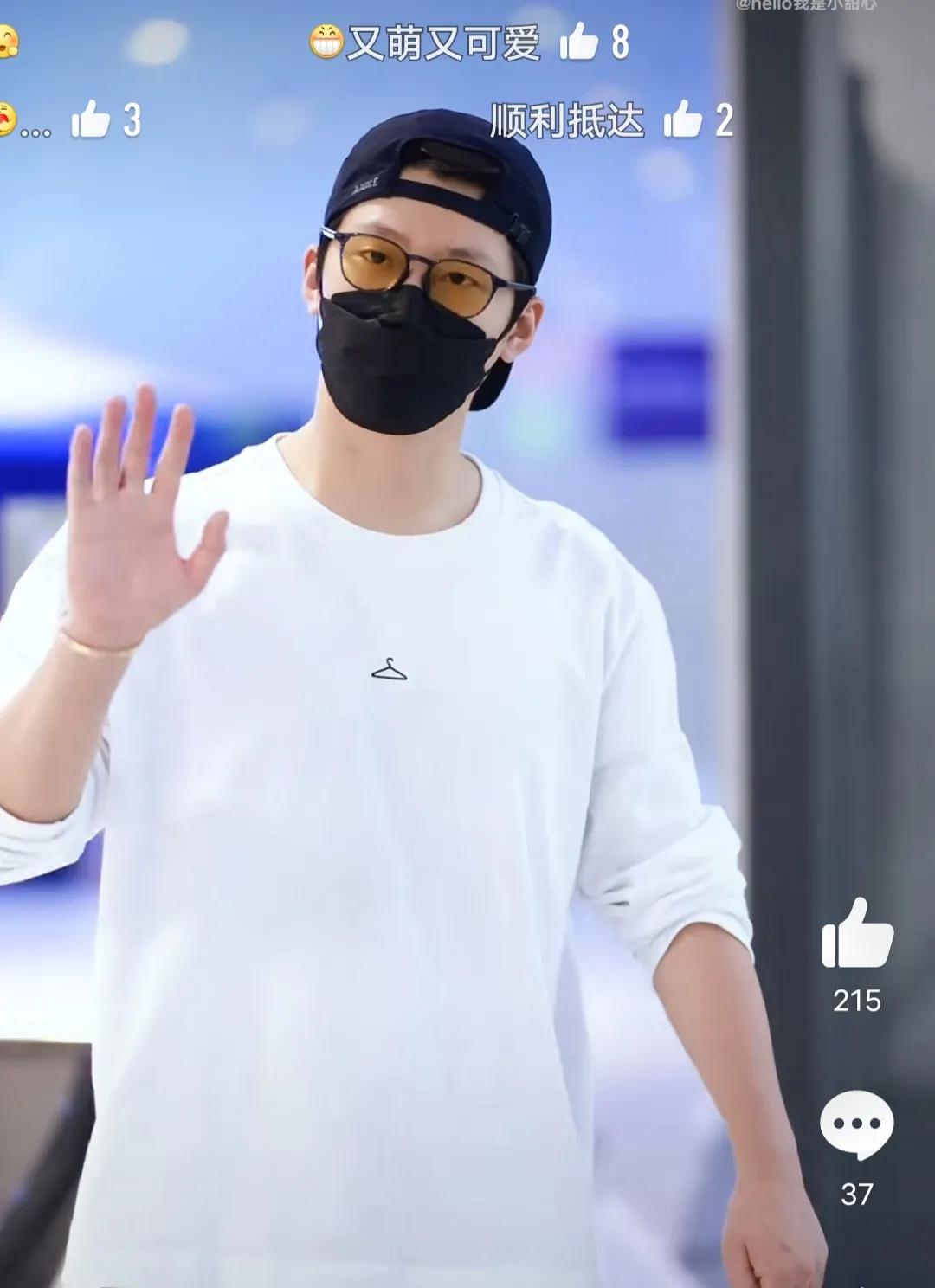 220707窦骁现身北京机场，简约休闲穿搭，低调出行